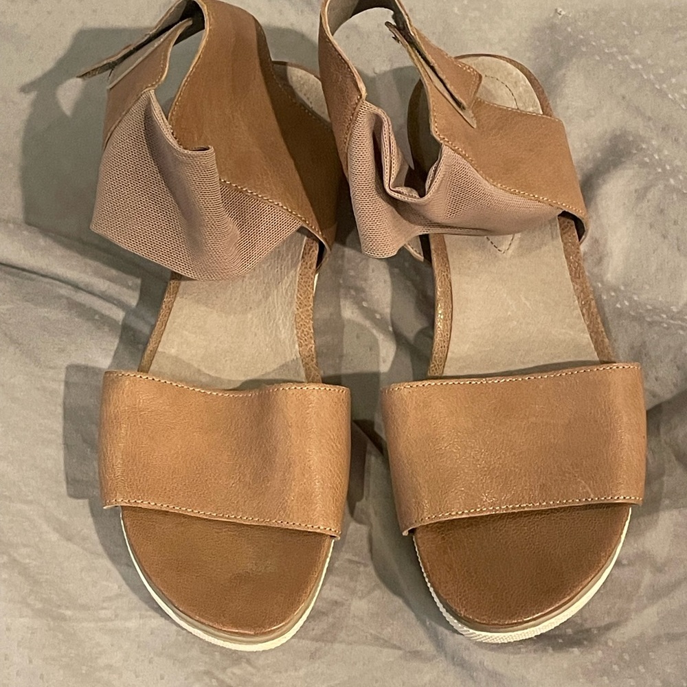 Eileen Fisher 7.5 Leather Sandal, Ankle Strap Sneaker Sole Excellent Comfortable